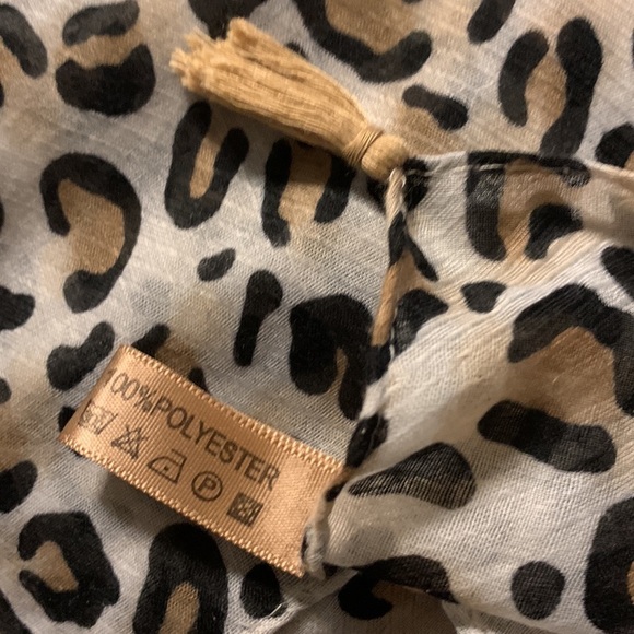 Leopard wrap topper with tassel trim - Picture 4 of 4